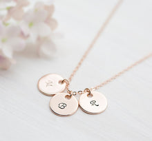 Load image into Gallery viewer, Personalized Initial Necklace, Perosnalized Gift for Women, Perosnalized Gift for Mom, Personalized Gift friends, Disc Necklace,K
