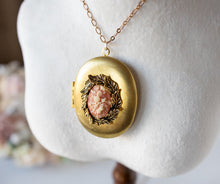 Load image into Gallery viewer, Gold Oval Locket Necklace, Personalized Photo Pendant, Cameo Pendant Necklace, Leaf Wreath Floral Pendant, Gift for Mom Girlfriend Wife
