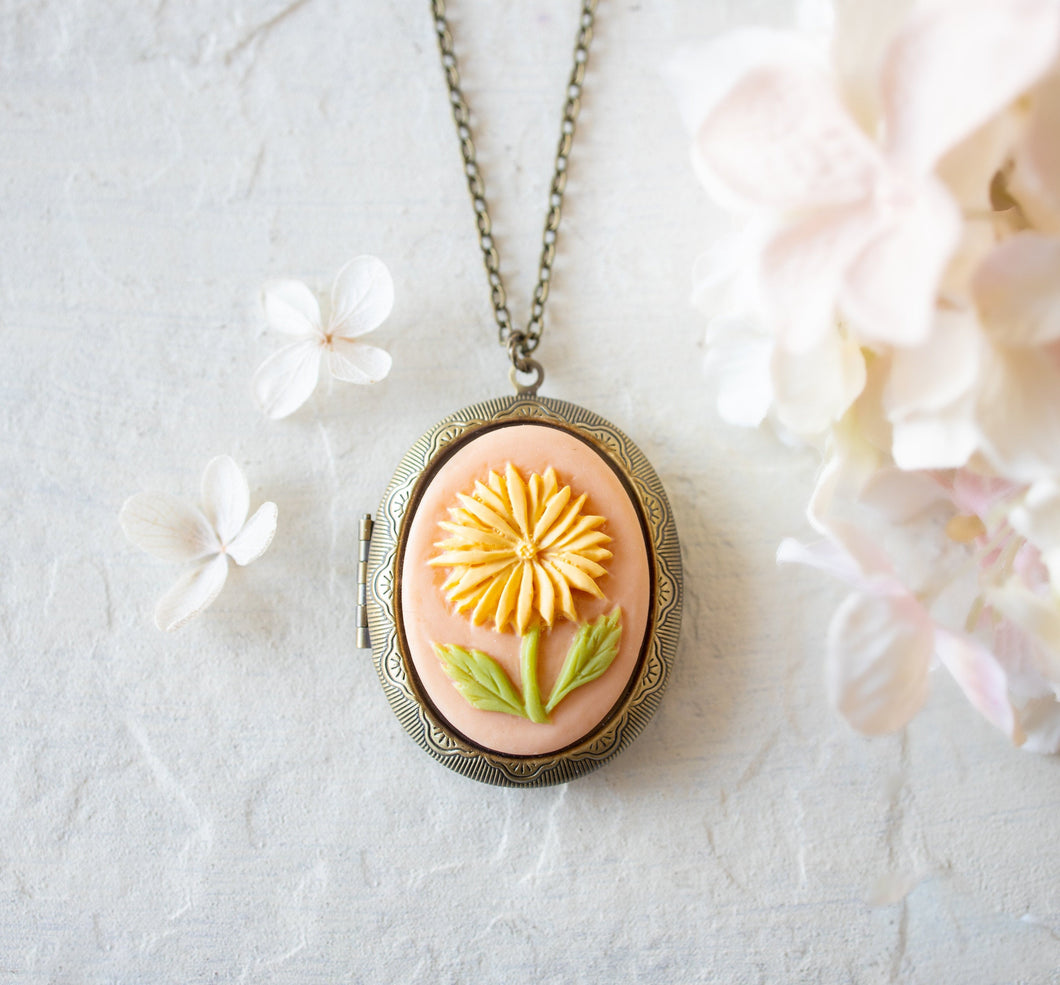 Yellow Daisy Flower Cameo Locket Necklace, Vintage Style Large Oval Photo Locket Necklace, Personalized Gift for Flower Lover Gift for Women