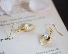 Load image into Gallery viewer, Calla Lily Earrings in matte gold, Swarovski Cream Ivory Pearls, Wedding Bridal Earrings, Bridesmaid Gifts, Gift for mom for her
