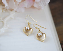 Load image into Gallery viewer, Calla Lily Earrings in matte gold, Swarovski Cream Ivory Pearls, Wedding Bridal Earrings, Bridesmaid Gifts, Gift for mom for her

