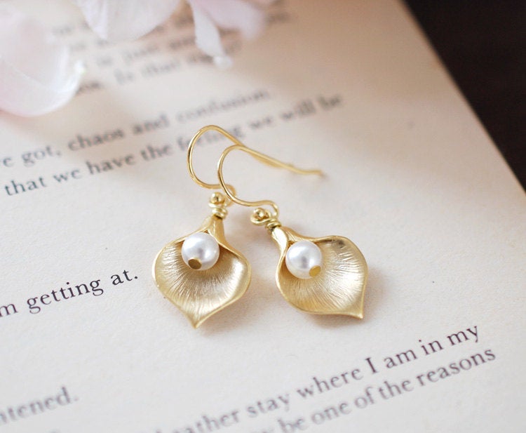 Calla Lily Earrings in matte gold, Swarovski Cream Ivory Pearls, Wedding Bridal Earrings, Bridesmaid Gifts, Gift for mom for her