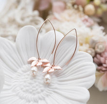 Load image into Gallery viewer, Rose Gold Flower Cream White Teardrop Pearls Earrings
