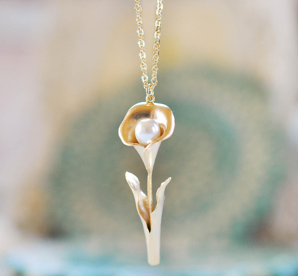 Gold Calla Lily Necklace with Cream White Pearl, Flower Pendant Necklace, Calla Lily Jewelry, Gift for Mom Grandma Wife, Jewelry for women