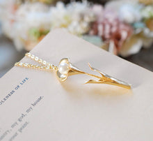 Load image into Gallery viewer, Gold Calla Lily Necklace with Cream White Pearl, Flower Pendant Necklace, Calla Lily Jewelry, Gift for Mom Grandma Wife, Jewelry for women
