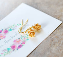 Load image into Gallery viewer, Gold Pine Cone Earrings, birthday gift, Fall Jewelry, Autumn Jewellery, Gift for mom sister wife daughter girlfriend, unique Gift for her
