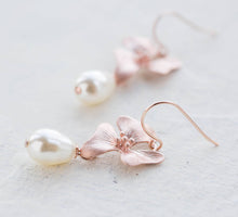 画像をギャラリービューアに読み込む, Rose Gold Bridal Earrings, Cream White Teardrop Pearl Earrings, Rose Gold Orchid Flower Earrings, Wedding Jewelry, Bridesmaid Gift
