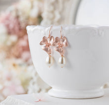 画像をギャラリービューアに読み込む, Rose Gold Bridal Earrings, Cream White Teardrop Pearl Earrings, Rose Gold Orchid Flower Earrings, Wedding Jewelry, Bridesmaid Gift
