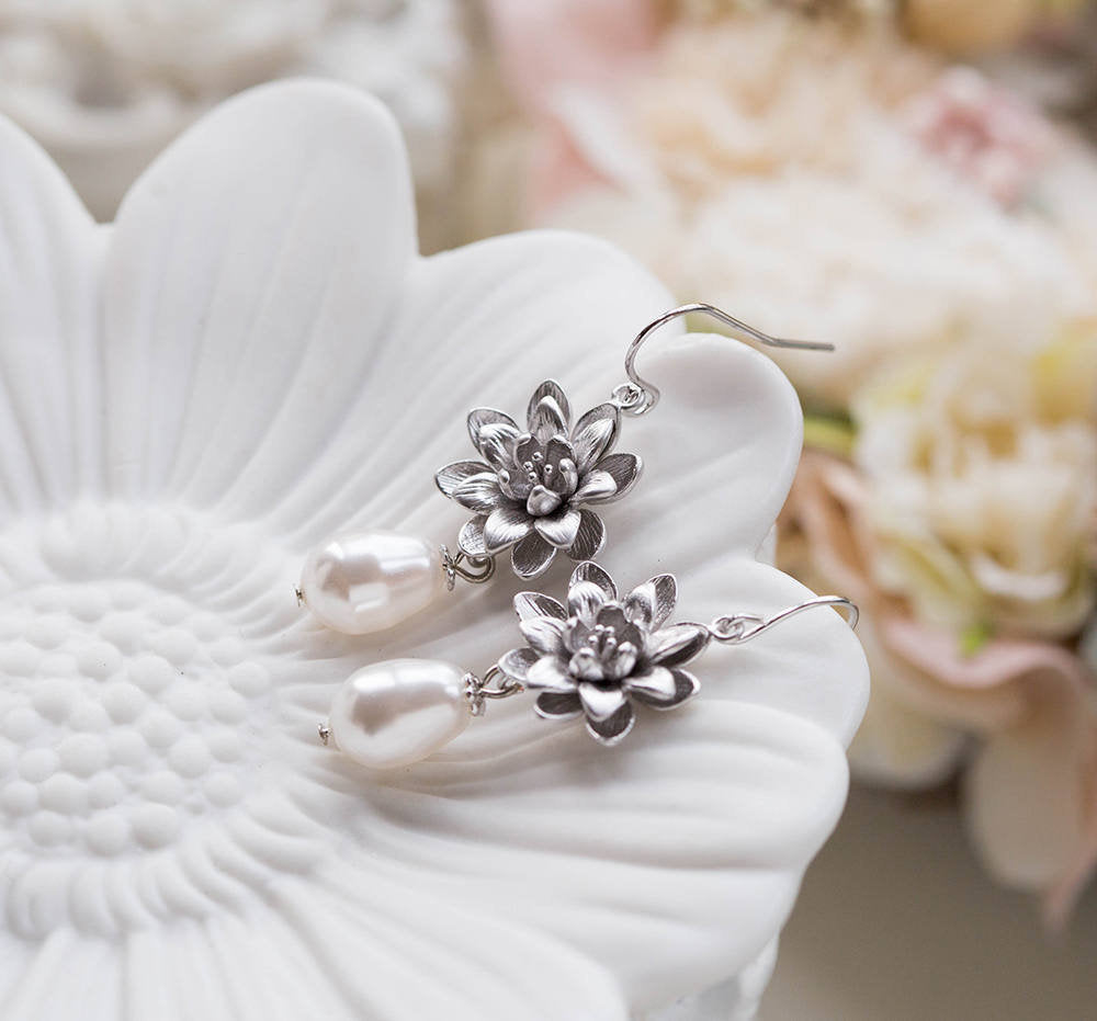 Silver Bridal Earrings, White Teardrop Pearl Earrings, Wedding Jewelry, Bridesmaid Gift, Bridesmaid Earrings, Maid of Honor Gift