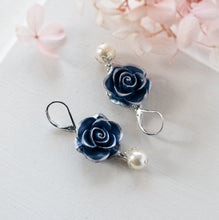 画像をギャラリービューアに読み込む, Navy Blue Earrings in Silver, Dark Blue Rose Flower Cream White Pearl Lever back Earrings, Vintage Wedding Bridesmaid Gift, Gift for Her
