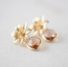 Load image into Gallery viewer, Gold Flower Stud Post Earrings with Peach Champagne Glass Stones, Birthday Gift Anniversary Gift for Her, Peach Wedding Bridesmaid Gift
