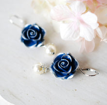 画像をギャラリービューアに読み込む, Navy Blue Earrings in Silver, Dark Blue Rose Flower Cream White Pearl Lever back Earrings, Vintage Wedding Bridesmaid Gift, Gift for Her
