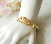 Load image into Gallery viewer, Cream White Pearl Bracelet in Gold and Silver, Leaf Bracelet, Bridal Bracelet, Wedding Jewelry, Maid of Honor Gift, Bridesmaid Gift
