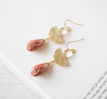 画像をギャラリービューアに読み込む, Red Vintage Style Gold Etched German Lucite Beads Dangle Earrings, Gold and Red, Red drop Earrings, Boho Bohemian Earrings, Gift for Her
