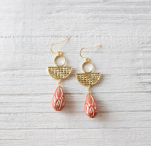 画像をギャラリービューアに読み込む, Red Vintage Style Gold Etched German Lucite Beads Dangle Earrings, Gold and Red, Red drop Earrings, Boho Bohemian Earrings, Gift for Her
