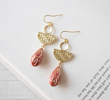 画像をギャラリービューアに読み込む, Red Vintage Style Gold Etched German Lucite Beads Dangle Earrings, Gold and Red, Red drop Earrings, Boho Bohemian Earrings, Gift for Her
