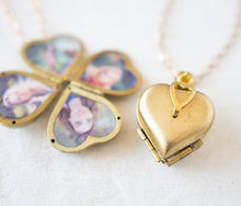 Load image into Gallery viewer, Family Photo Locket Necklace, Gold Brass Clover Necklace, Open Heart Locket Necklace, Family Jewelry, Personalized Gift for Mom Wife
