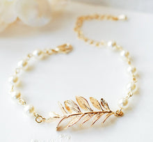 Load image into Gallery viewer, Cream White Pearl Bracelet in Gold and Silver, Leaf Bracelet, Bridal Bracelet, Wedding Jewelry, Maid of Honor Gift, Bridesmaid Gift
