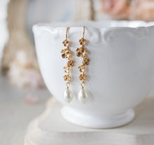 画像をギャラリービューアに読み込む, 18KGP Flower Twig Earrings with Pearls
