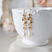 画像をギャラリービューアに読み込む, 18KGP Flower Twig Earrings with Pearls
