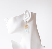 画像をギャラリービューアに読み込む, 18K Gold Sea Anemone Blue Glass Earrings
