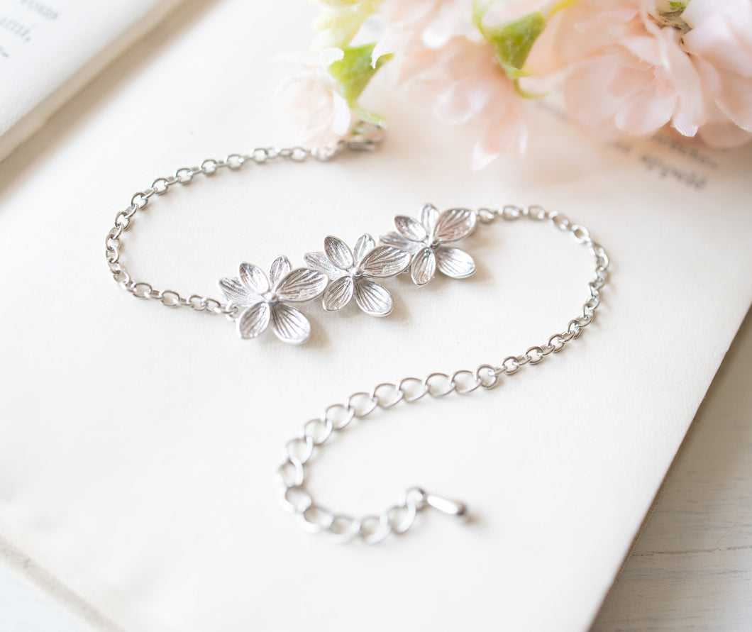 Trio Silver Flowers Bracelet, Bridal Bracelet, Silver Bridal Jewelry, Bridesmaid Bracelet, Flower Girl Bridesmaid Gift, Adjustable Bracelet