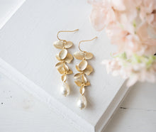 Load image into Gallery viewer, Matte Gold Flowers Cream White Teardrop Pearls Earrings. Bridal Earrings.
