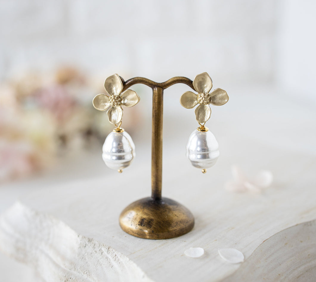 Baroque Pearl Earrings, White Pearl Earrings, Teardrop Pearl Earrings, June Birthstone Jewelry, Wedding Bridal Earrings, Bridesmaid Gift