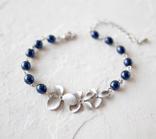 画像をギャラリービューアに読み込む, Navy Blue Pearl Bracelet, Silver Flowers Bracelet, Adjustable Bracelet, Navy Blue Wedding Jewelry, Bridesmaid Gift, Gift for Mom Wife Sister
