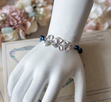 画像をギャラリービューアに読み込む, Navy Blue Pearl Bracelet, Silver Flowers Bracelet, Adjustable Bracelet, Navy Blue Wedding Jewelry, Bridesmaid Gift, Gift for Mom Wife Sister
