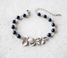 画像をギャラリービューアに読み込む, Navy Blue Pearl Bracelet, Silver Flowers Bracelet, Adjustable Bracelet, Navy Blue Wedding Jewelry, Bridesmaid Gift, Gift for Mom Wife Sister
