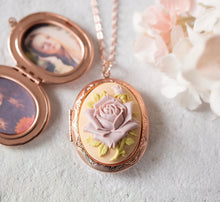 Load image into Gallery viewer, Rose Gold Locket Necklace, Rose Cameo Oval Locket Necklace with Personalized Photos, Gift for Wife Girlfriend, Christmas gift for her
