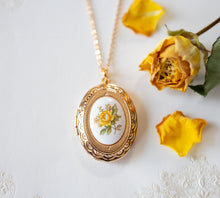 Load image into Gallery viewer, Yellow Rose Locket Necklace, Gold Oval Locket with Personalized Photo, Gift for Mom Grandma Girlfriend Daughter Aunt, mother&#39; day Gift
