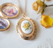 Load image into Gallery viewer, Locket Necklace, Yellow Rose Locket Necklace, Personalized Photo Locket, Gold Oval Locket, Christmas Gift for Women Mom Wife Daughter
