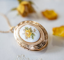 Load image into Gallery viewer, Yellow Rose Locket Necklace, Gold Oval Locket with Personalized Photo, Gift for Mom Grandma Girlfriend Daughter Aunt, mother&#39; day Gift
