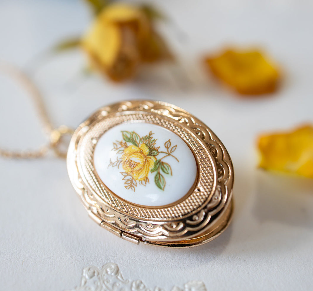 Locket Necklace, Yellow Rose Locket Necklace, Personalized Photo Locket, Gold Oval Locket, Christmas Gift for Women Mom Wife Daughter