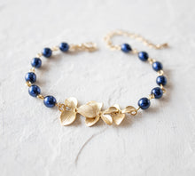 画像をギャラリービューアに読み込む, Navy Blue Pearls Bracelet with Gold Cascading Flowers, Adjustable Dark Blue Pearls Bracelet, Navy Blue Wedding Jewelry, Bridesmaid Gift
