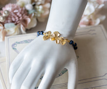 画像をギャラリービューアに読み込む, Navy Blue Pearls Bracelet with Gold Cascading Flowers, Adjustable Dark Blue Pearls Bracelet, Navy Blue Wedding Jewelry, Bridesmaid Gift
