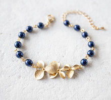 画像をギャラリービューアに読み込む, Navy Blue Pearls Bracelet with Gold Cascading Flowers, Adjustable Dark Blue Pearls Bracelet, Navy Blue Wedding Jewelry, Bridesmaid Gift
