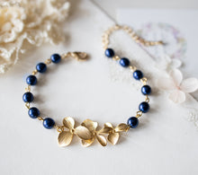 画像をギャラリービューアに読み込む, Navy Blue Pearls Bracelet with Gold Cascading Flowers, Adjustable Dark Blue Pearls Bracelet, Navy Blue Wedding Jewelry, Bridesmaid Gift
