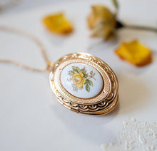 Load image into Gallery viewer, Yellow Rose Locket Necklace, Gold Oval Locket with Personalized Photo, Gift for Mom Grandma Girlfriend Daughter Aunt, mother&#39; day Gift
