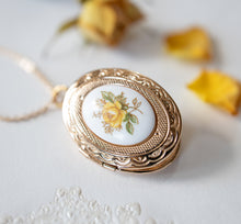 Load image into Gallery viewer, Yellow Rose Locket Necklace, Gold Oval Locket with Personalized Photo, Gift for Mom Grandma Girlfriend Daughter Aunt, mother&#39; day Gift
