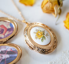 Load image into Gallery viewer, Yellow Rose Locket Necklace, Gold Oval Locket with Personalized Photo, Gift for Mom Grandma Girlfriend Daughter Aunt, mother&#39; day Gift
