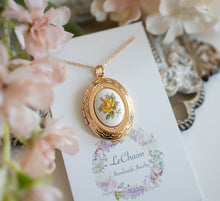 Load image into Gallery viewer, Yellow Rose Locket Necklace, Gold Oval Locket with Personalized Photo, Gift for Mom Grandma Girlfriend Daughter Aunt, mother&#39; day Gift
