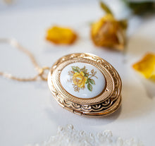 Load image into Gallery viewer, Yellow Rose Locket Necklace, Gold Oval Locket with Personalized Photo, Gift for Mom Grandma Girlfriend Daughter Aunt, mother&#39; day Gift
