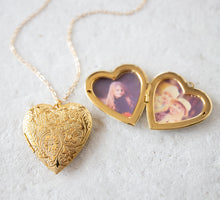 Load image into Gallery viewer, Large Gold Gold Heart Locket Necklace, Etched Gold Floral Hart Locket, Keepsake Jewelry, Persoanlized Gift for Wife Mom Daughter Sister BFF
