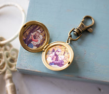 Load image into Gallery viewer, Father&#39;s Day Gift, Personalized Photo Locket Key Chain, Gold Vintage Brass Locket Key Ring, Gift for Father Dad Husband Brother Boyfriend
