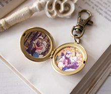 Load image into Gallery viewer, Father&#39;s Day Gift, Personalized Photo Locket Key Chain, Gold Vintage Brass Locket Key Ring, Gift for Father Dad Husband Brother Boyfriend
