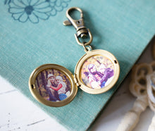 Load image into Gallery viewer, Father&#39;s Day Gift, Personalized Photo Locket Key Chain, Gold Vintage Brass Locket Key Ring, Gift for Father Dad Husband Brother Boyfriend
