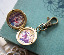 Load image into Gallery viewer, Father&#39;s Day Gift, Personalized Photo Locket Key Chain, Gold Vintage Brass Locket Key Ring, Gift for Father Dad Husband Brother Boyfriend
